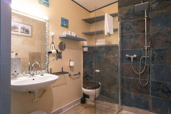 Hôtel pour 2 personnes, avec piscine ainsi que jardin et vue à Bellegarde - 4