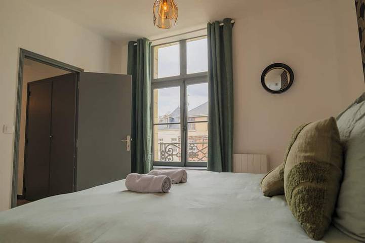 Appartement entier, Le 5, Appartement, Charme, centre ville de Saumur. Vue Place et Eglise St Pierre in Saumur, Vallée de la Loire