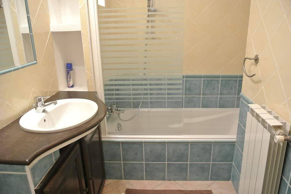 Entire apartment, A paradise for cyclists, mountain bikers, hikers and nature lovers. in Eygaliers, Nyons region