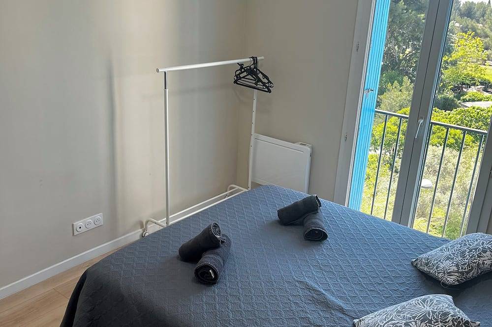 Entire apartment, Luminous apartment with view of the lake - Refurbished, close to the airport (sleeps 6) in Vitrolles, Istres region