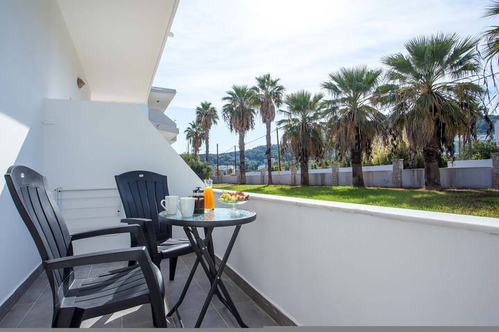 Gîte pour 2 personnes, avec jardin ainsi que piscine et balcon à Faliráki - 4