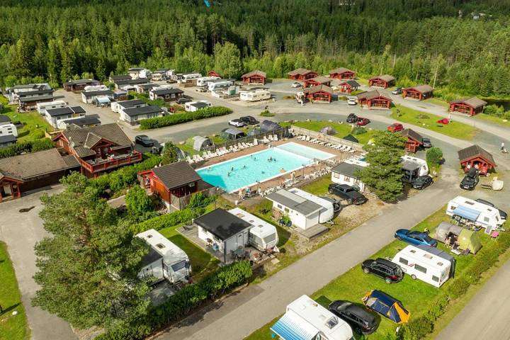 Camping for 4 personer, Terrasse og Hage i tillegg til Barnebasseng og Badebasseng i Telemark