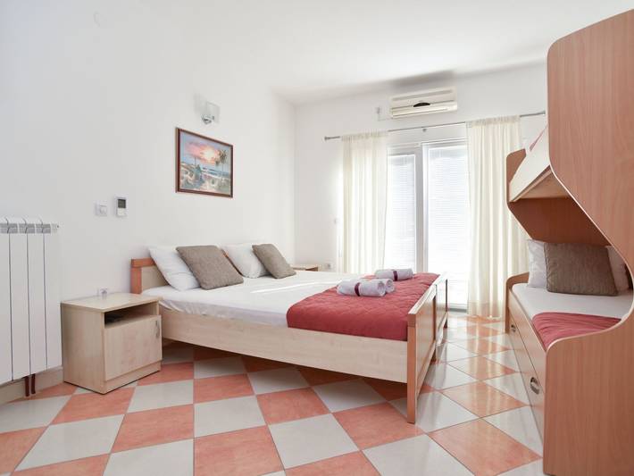 Gîte pour 4 personnes, avec balcon dans Tivat