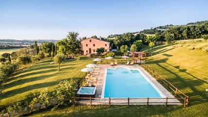 Gîte pour 4 personnes, avec jacuzzi ainsi que jardin et piscine à Corinaldo