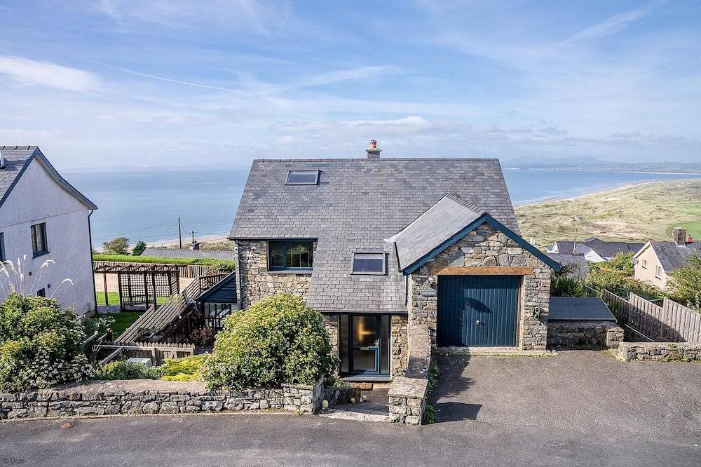Four Bedroom Holiday Home With Views Over Cardigan Bay | Ty-Mari in Harlech, Snowdonia