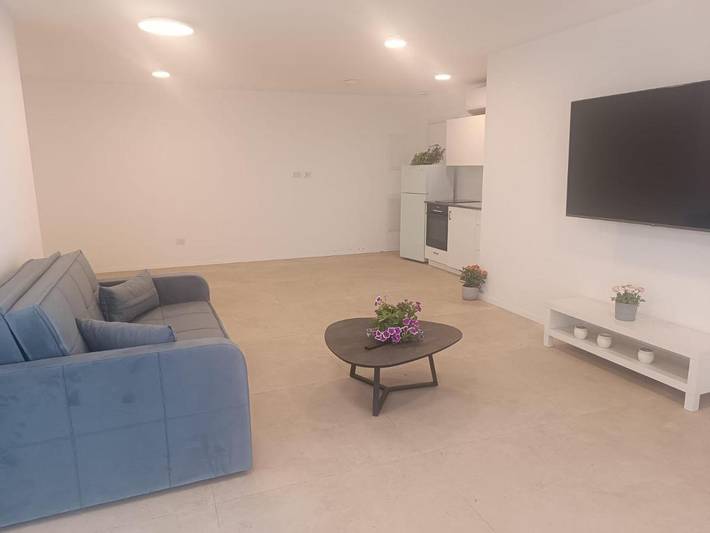 Chambre d’hôte pour 4 personnes, avec balcon et vue ainsi que piscine et jardin