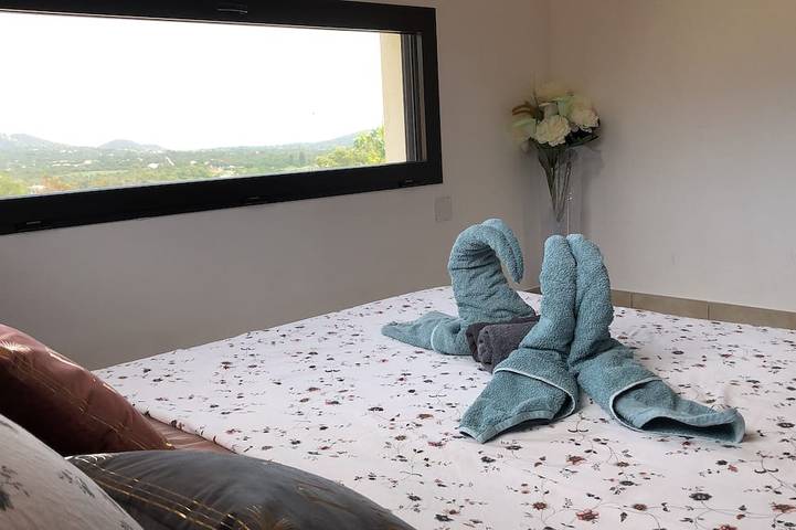 Location de vacances pour 10 personnes, avec terrasse et jardin dans Sainte-Lucie de Porto-Vecchio - 2