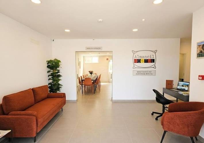 Hostal, con Balcón y Terraza además de Jardín y Vistas en Almancil