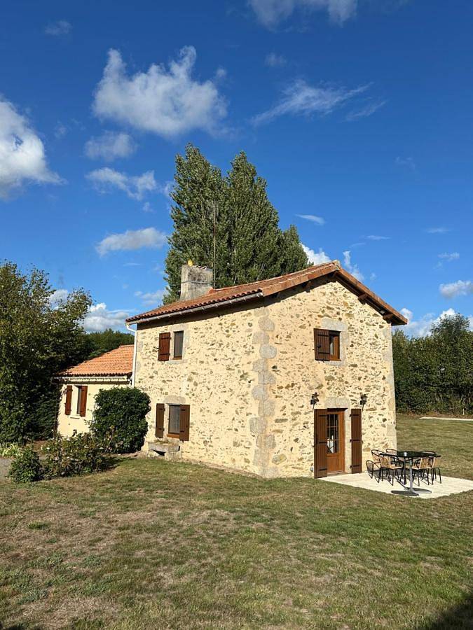 Location de vacances pour 6 personnes, avec terrasse à Secondigny