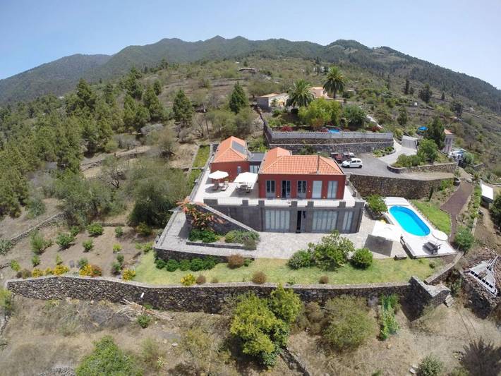Chalet para 8 personas, con vistas y piscina además de jardín y sauna en La Palma