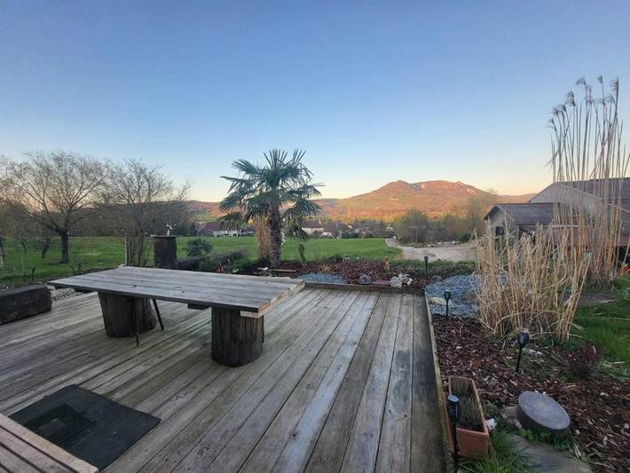 Location de vacances pour 6 personnes, avec Jacuzzi et Terrasse ainsi que Jardin et Vue à Marnoz