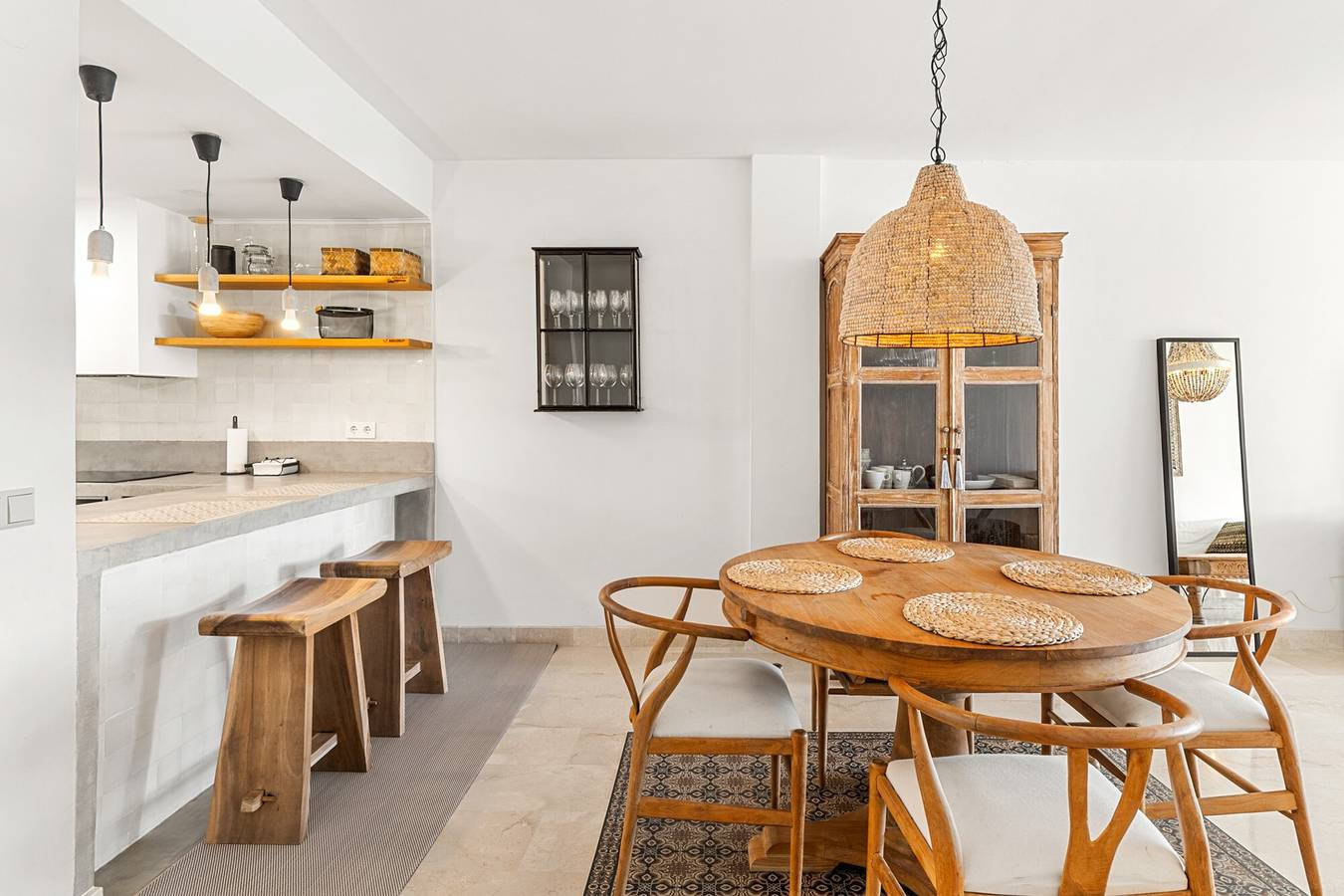 Entire apartment, Apartment 'Scandi Style Sea View A113' with Sea Views, Wi-Fi, and Air Conditioning in Sitio de Calahonda, Mijas