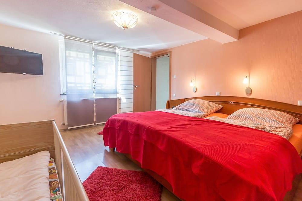 Ganze Wohnung, Natur pur am Limes: Andrea's gemütliche Ferienwohnung für 4 Personen in Pohl, Lahn-Taunus