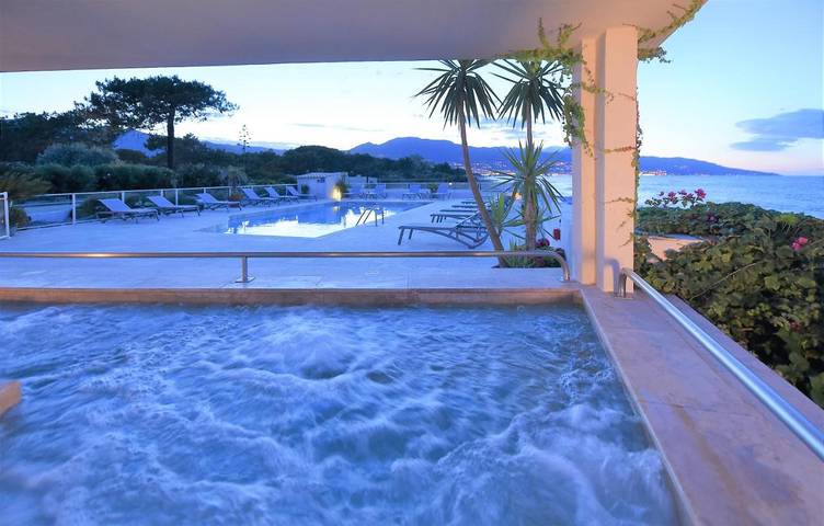 Hôtel pour 4 personnes, avec Terrasse et Jacuzzi ainsi que Jardin et Piscine à Biguglia