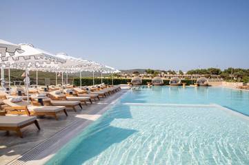 Ferienanlage für 2 Personen, mit Pool und Garten sowie Ausblick und Kinderpool auf Sardinien