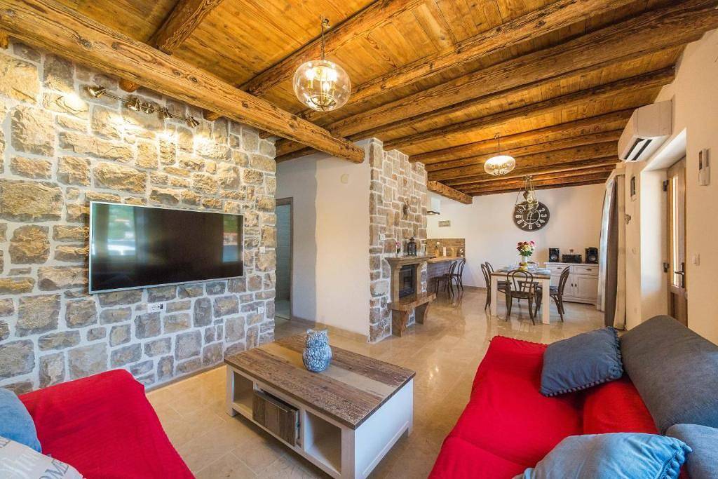 Seaside Haven – Beachfront House with Jacuzzi in Drvenik Veliki, Drvenik Mali und Veli