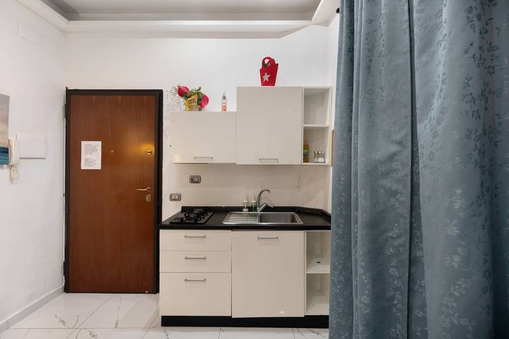 Entire apartment, King Studio Apartment with Wi-Fi and Air Conditioning in Salerno, Tyrrhenian Coast Campania