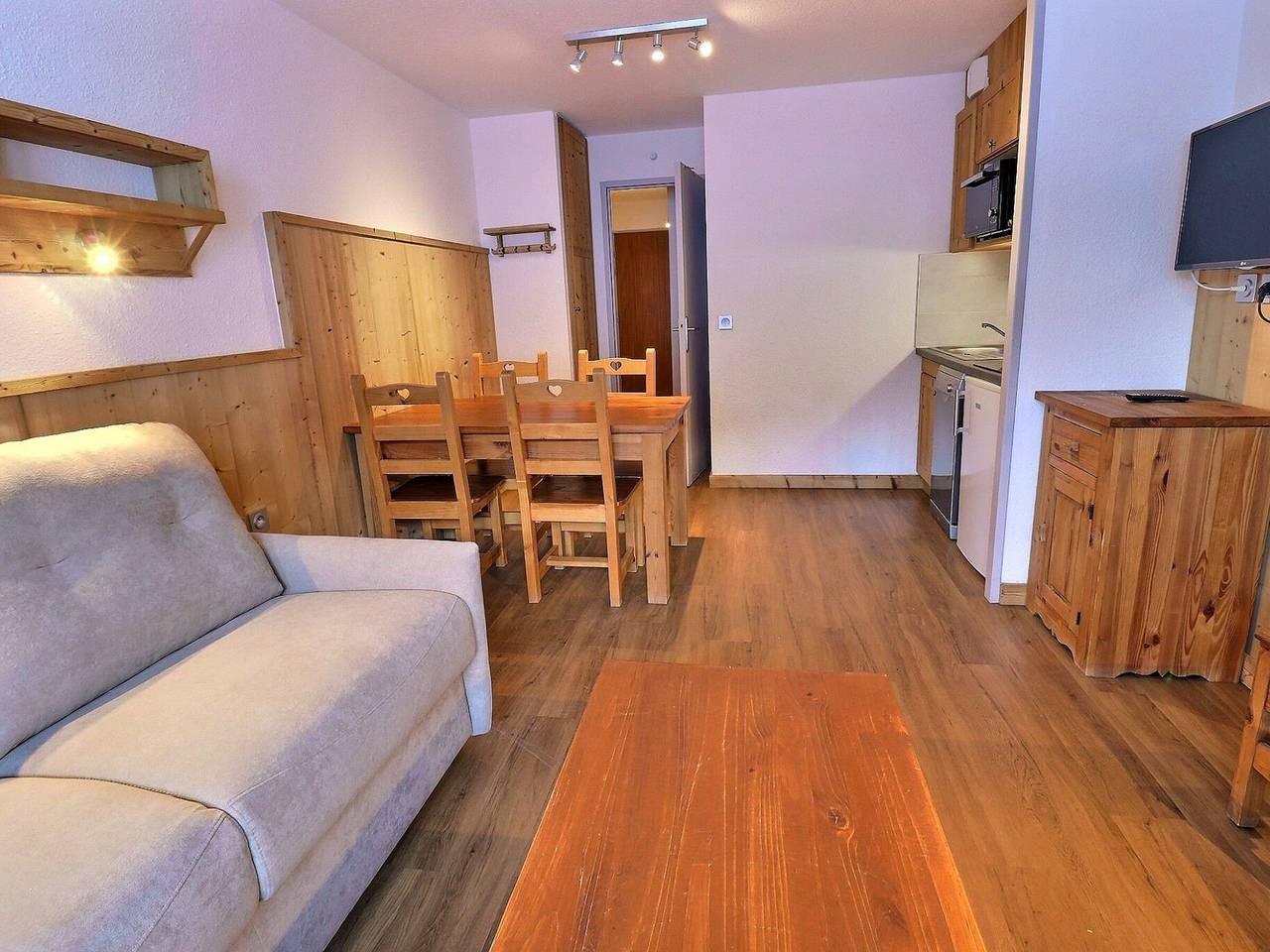 Ganze Wohnung, Komfortable 2 Zimmer, Ski-in/Ski-out, 4 Pers, Westbalkon in La Tania, La Perrière