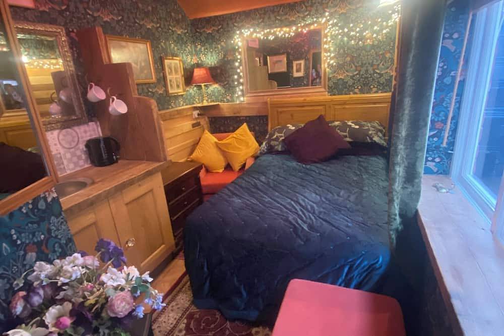 Entire apartment, Cosy boutique style space.  Close to country pub. Direct bus route to Liverpool. in Merseyside