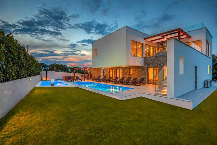 Villa per 10 persone, con Balcone e Idromassaggio nonché Terrazza e Giardino a Olmi