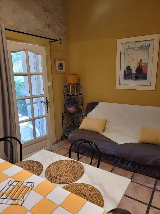 Gîte pour 3 personnes, avec piscine et jardin dans Albaron