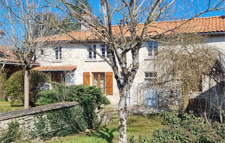 Charmant Apt de 130m2 près de la Charente in Taizé-Aizie, Charente
