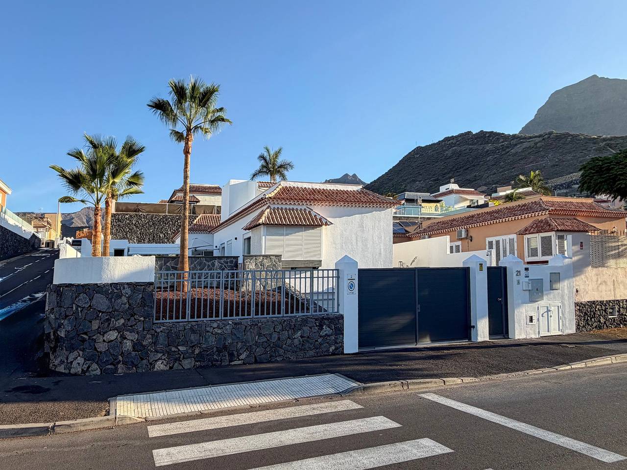 Villa esclusiva con piscina riscaldata, vista montagna, Wi-Fi e aria condizionata in Adeje, Tenerife Sud