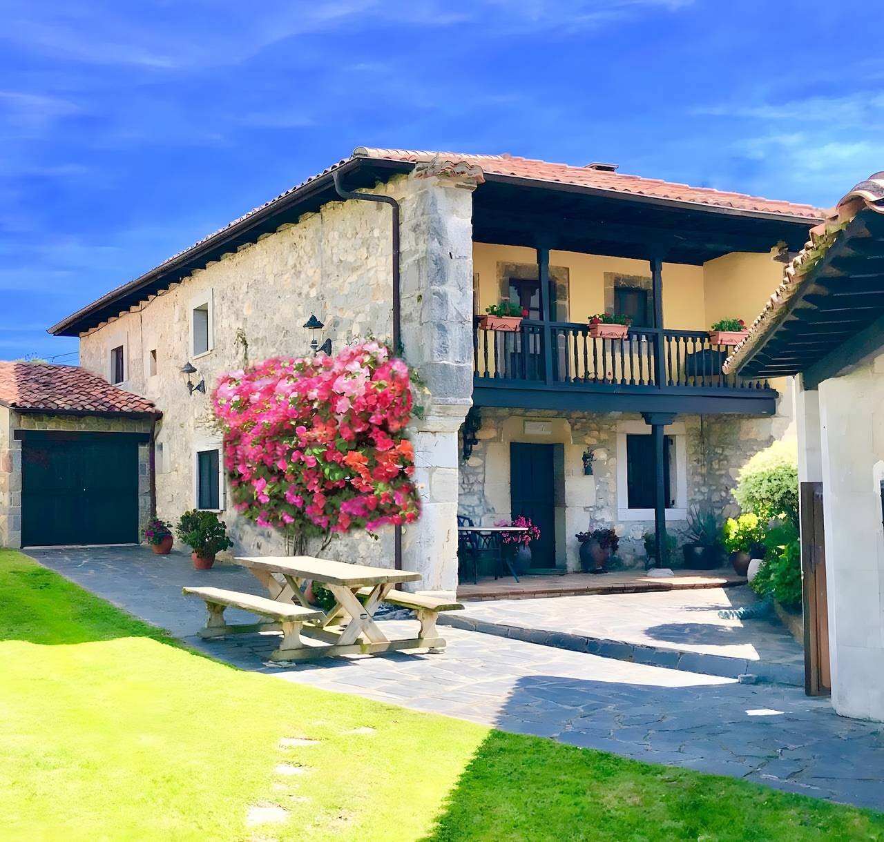 Ferienhaus 'Gran Pedroso De Llanes' mit Bergblick, privatem Garten und Wlan in Villahormes, Llanes
