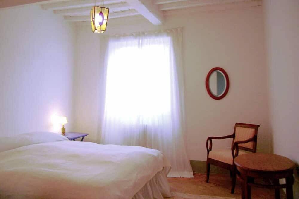 Geheel appartement, In lovely hilltop village near the sea spacious panoramic house with 2 terraces in Magliano in Toscana, Provincie Grosseto