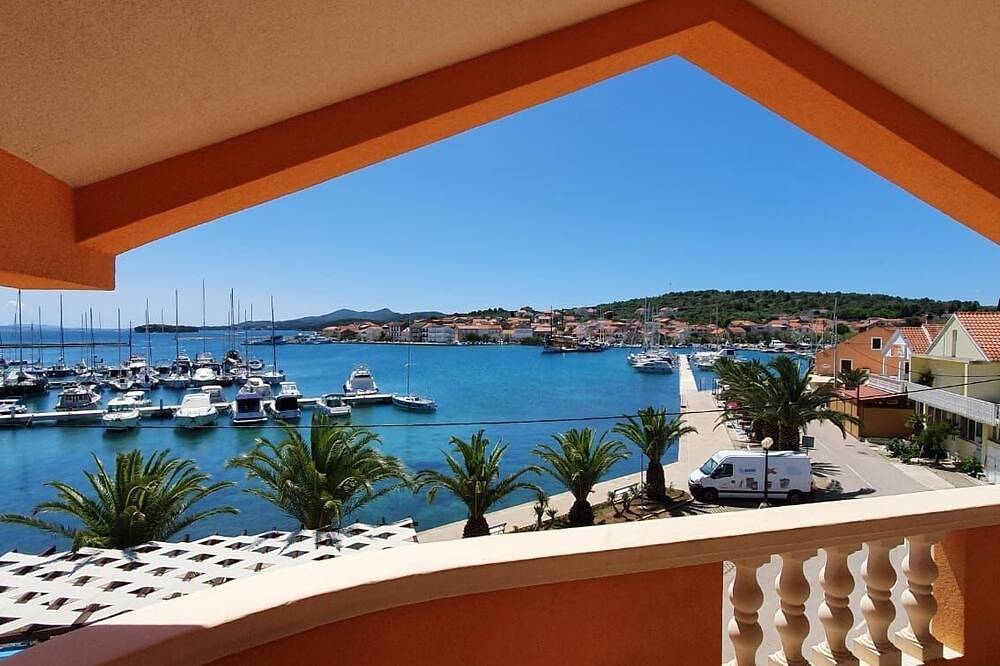 Ganze Wohnung, 1-Zimmer-Ferienwohnung mit Terrasse und Meerblick Kukljica, Ugljan (A-8478-b) in Kukljica, Insel Ugljan