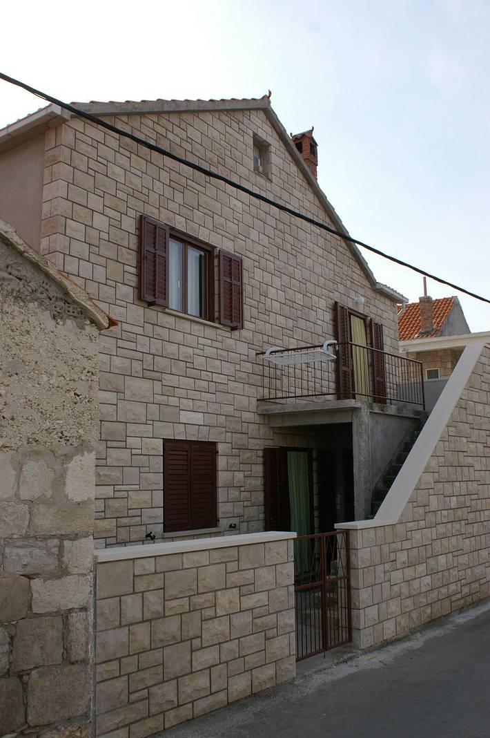 Ganze Wohnung, 2-Zimmer-Ferienwohnung mit Terrasse und Meerblick Postira, Brac -b in Postira, Brac