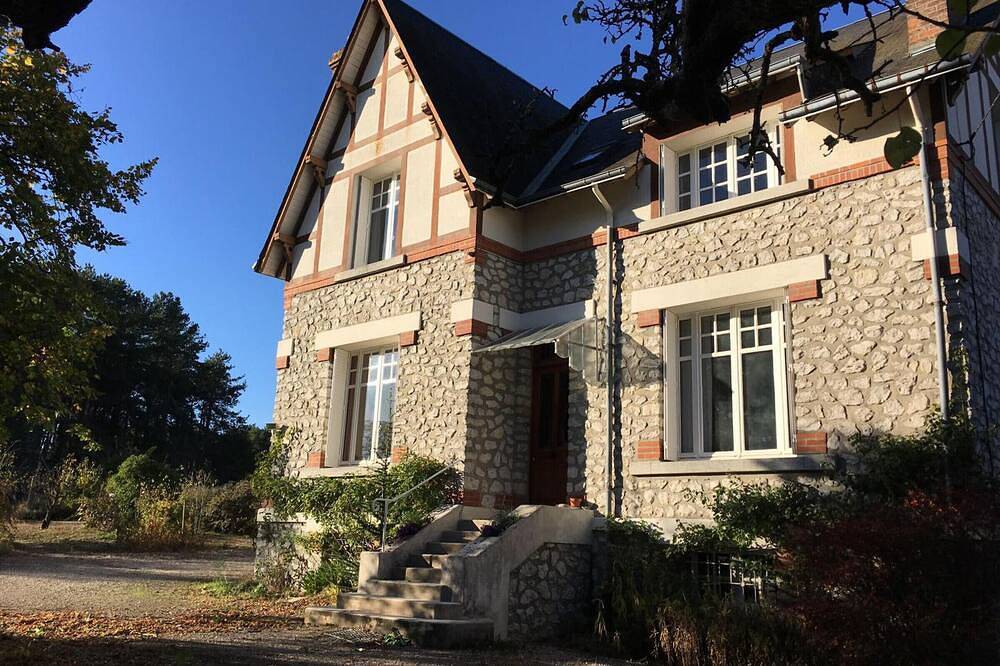Charmante maison rénovée près des châteaux – Grand jardin, équipement complet, animaux acceptés in Dhuizon, Sologne