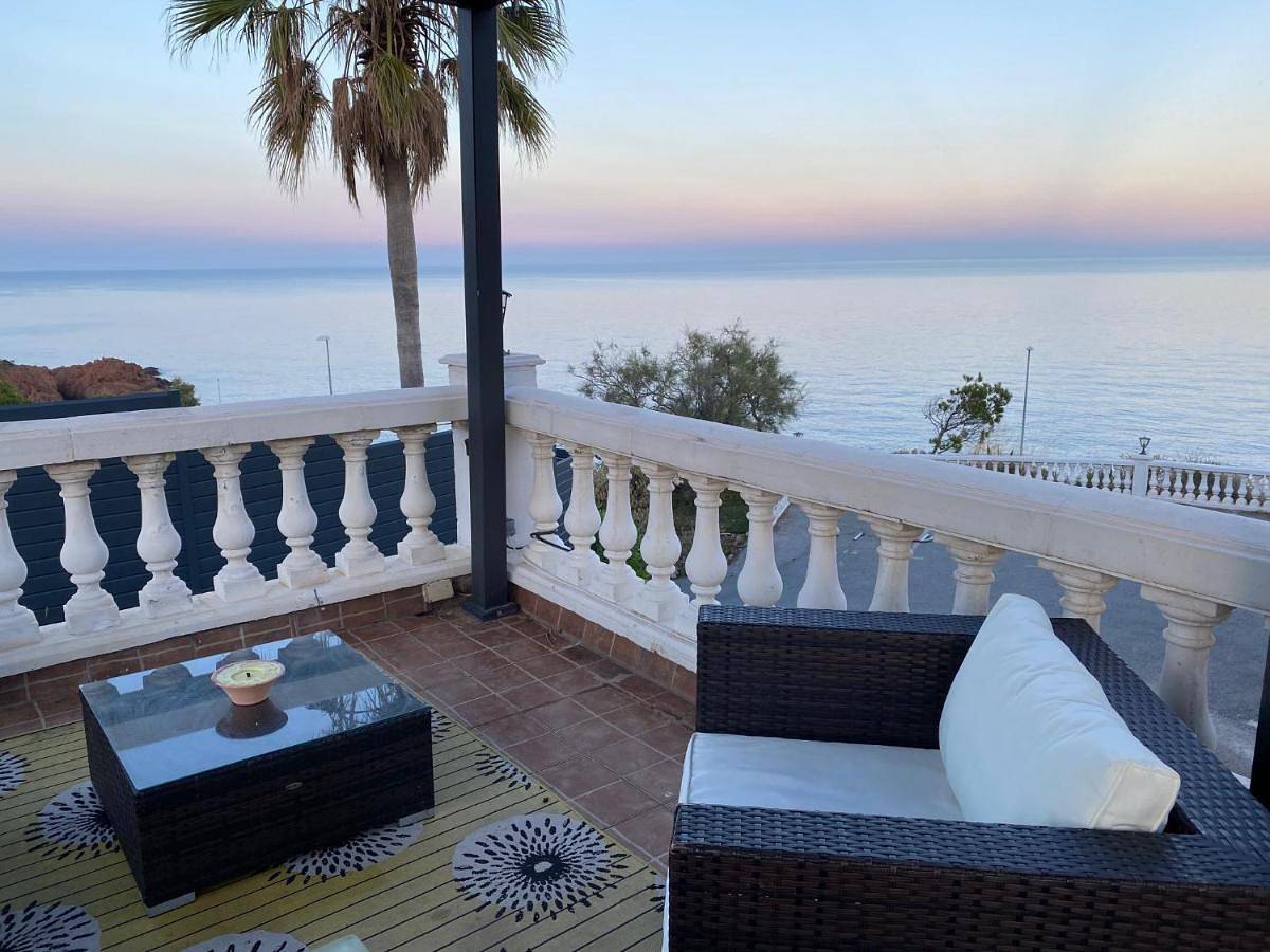 Appartement entier, Studio et son Rooftop Panoramique Privé, Saint Raphaël, Anthéor, plage et gare à Pieds in Saint-Raphaël, Massif de l'Esterel