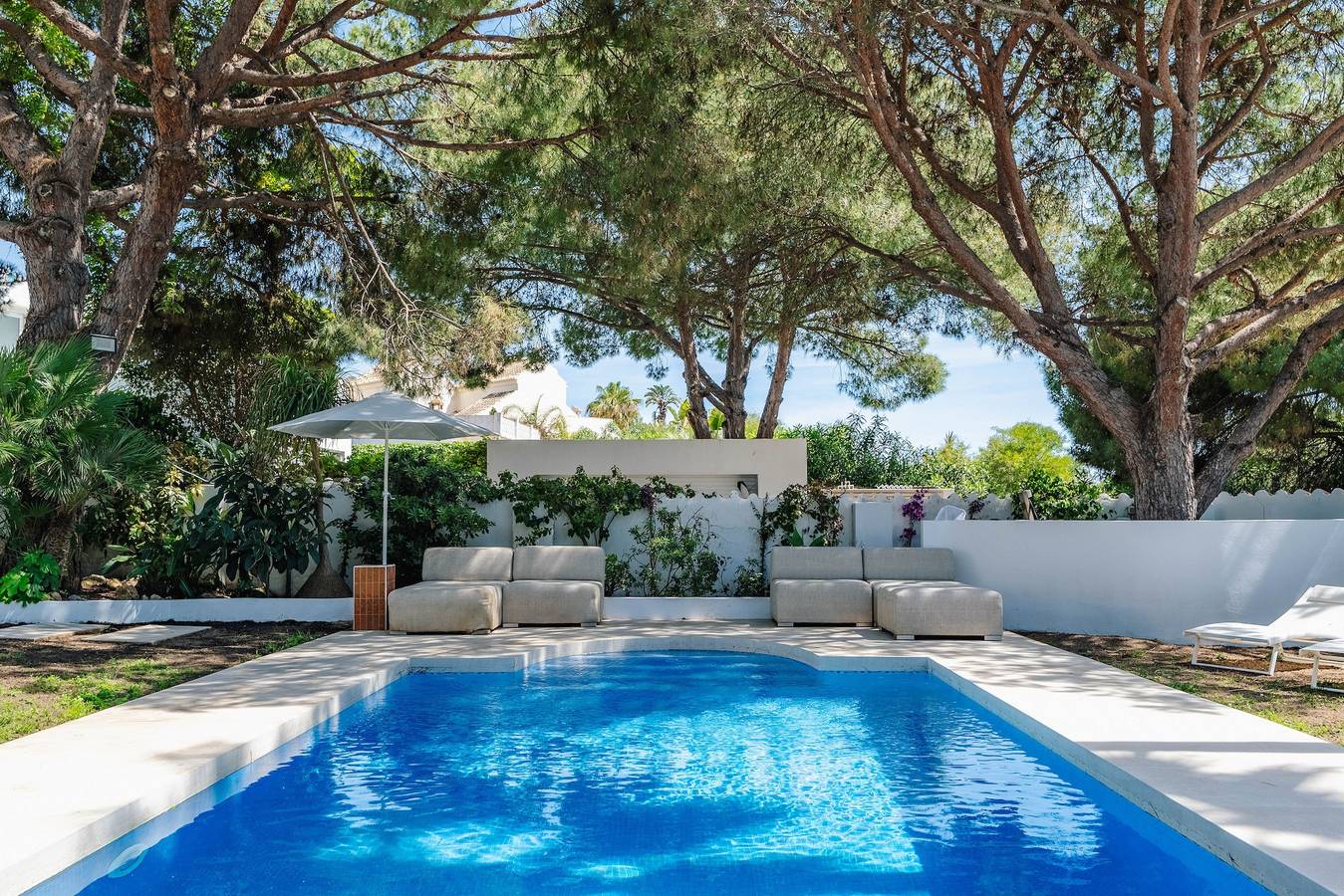Villa Boho junto a la playa a 100 m del mar en Marbella Este in Las Chapas, Marbella