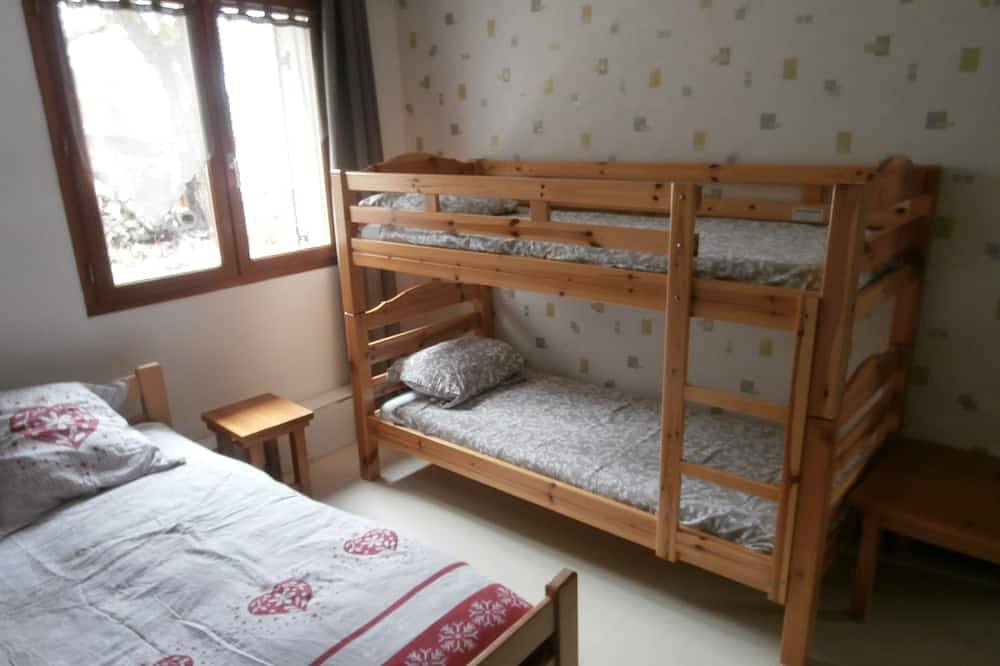 Entire apartment, Just 5 minutes from the Domaine des Sybelles! Fully equipped apartment with view. in Saint-Colomban-des-Villards, Saint-Jean-de-Maurienne region