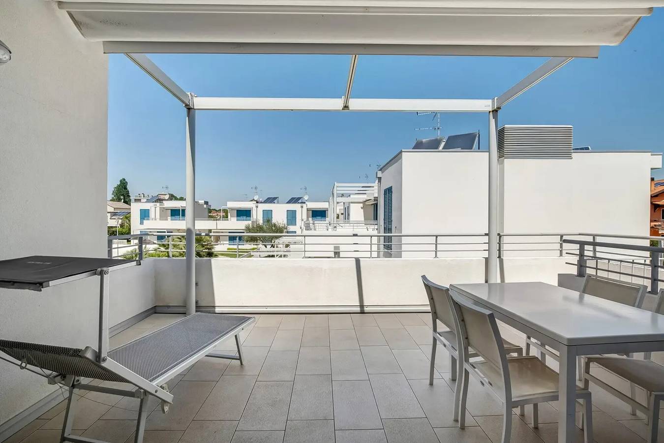 Ganze Wohnung, Ferienwohnung 'Blu Village' mit Gemeinschaftspool, privater Terrasse und Klimaanlage in Lido di Jesolo, Jesolo