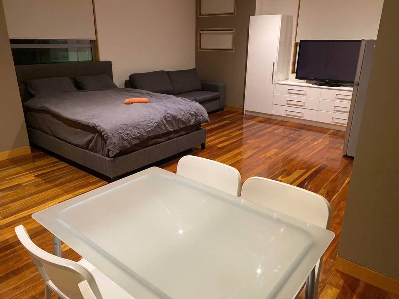 Entire studio, Entire studio with balcony in Melbourne, Maribyrnong City