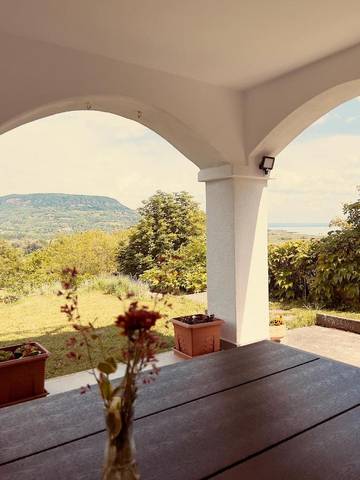 Gîte pour 6 personnes, avec vue sur le lac ainsi que jardin et vue à Szigliget