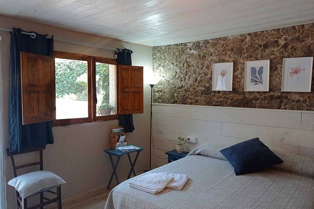 Rural House for 2 Guests with Air Conditioning and Private Garden in Sant Joan les Fonts, Zona Volcanica de la Garrotxa Natural Park