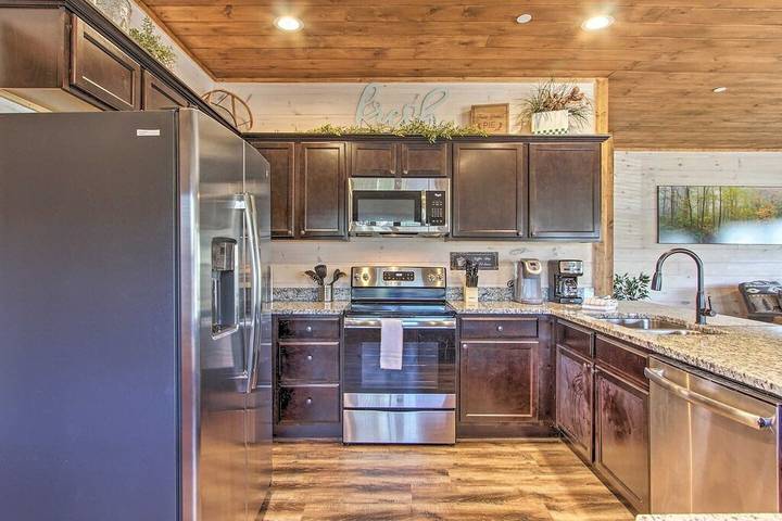 Glamping for 24 people, with pool and hot tub as well as balcony in Pigeon Forge