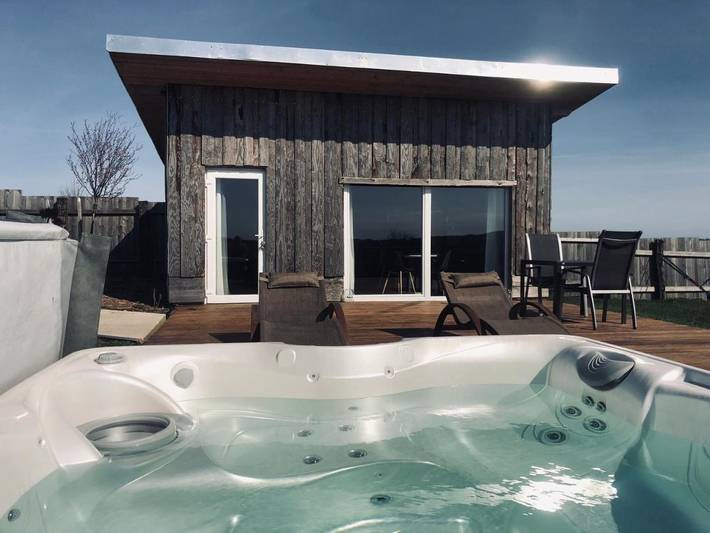 Gîte pour 2 personnes, avec Jacuzzi et Terrasse ainsi que Jardin et Sauna