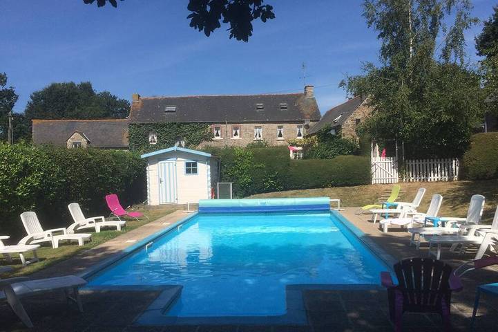 Gîte pour 6 personnes, avec Terrasse ainsi que Jardin et Piscine à Plouguenast