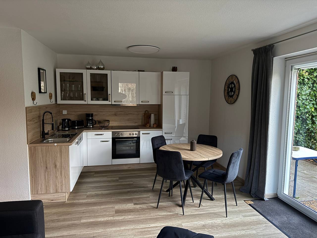 Ganze Wohnung, Apartment 'Carmen' mit gemeinsamer Terrasse, privatem Garten und Wlan in Wiek, Rügen