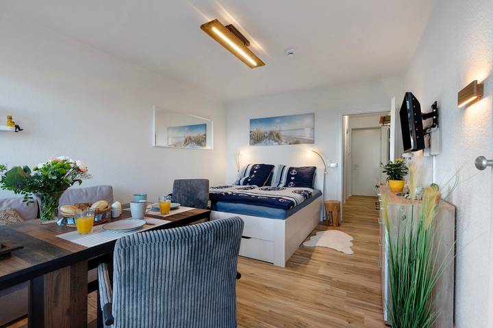 Ganze Wohnung, Ferienwohnung 'Fördetraum, Erste Reihe, Strand 20 M' mit Meerblick, Garten und Wi-Fi in Freistand, Laboe