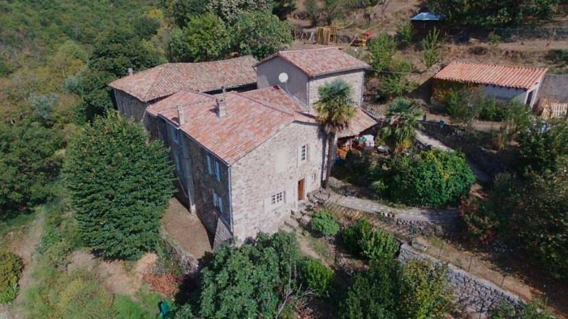 Location de vacances pour 2 personnes, avec vue ainsi que jardin et terrasse, animaux acceptés à Vals-les-Bains - 2