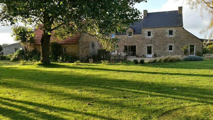 Location de vacances pour 8 personnes, avec vue et jardin à Plounévez-Lochrist - 3