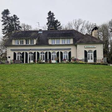 Hôtel pour 2 personnes, avec jardin ainsi que vue et vue sur le lac à Mailhac-sur-Benaize