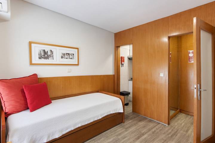 Entire studio, Studio 'Seculo' with Wi-Fi and Air Conditioning in Santo Ildefonso, Porto