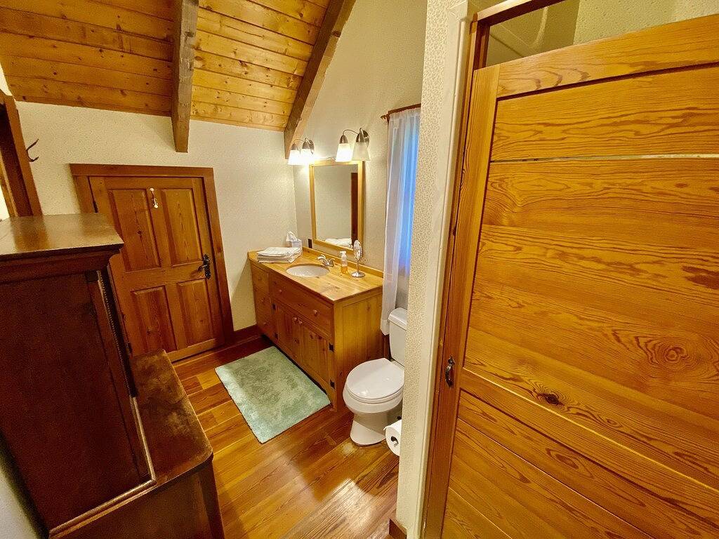 Luxus-Blockhütte und 70 Hektar am Douglas Lake in Douglas Lake