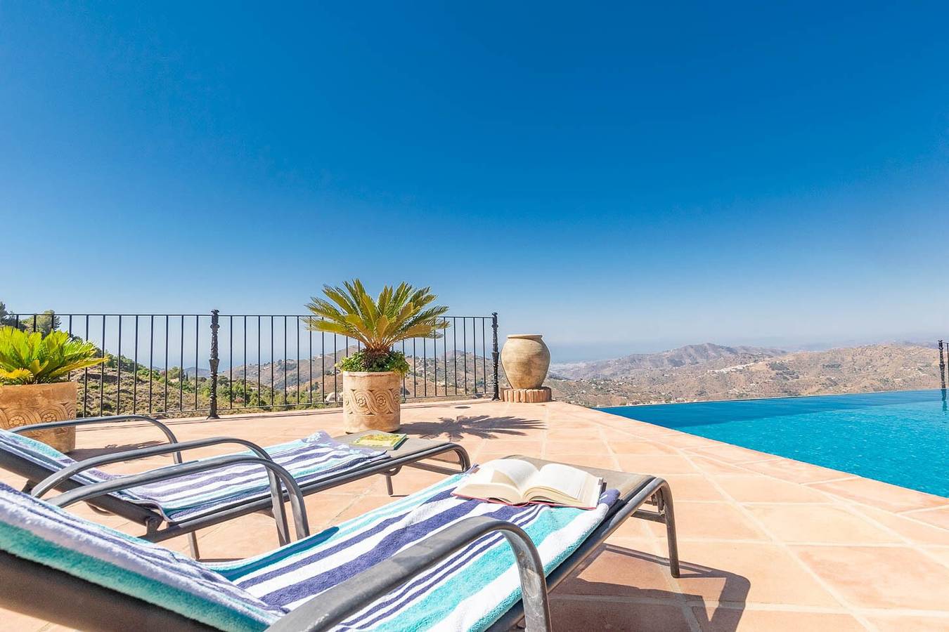 Villa 'Casa La Mirada' met zeezicht, zwembad & Wi-Fi in Cómpeta, Málaga Provincie
